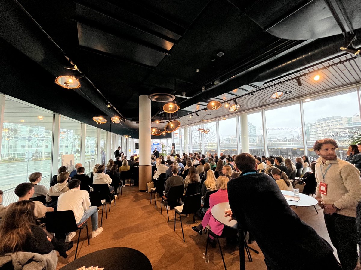 Volle zaal in Hoofddorp bij de finale van de #NBAImpactChallenge, de campagne van de ⁦<a href="/nbacc/">Koninklijke NBA</a>⁩ voor scholieren en studenten. #accountancy