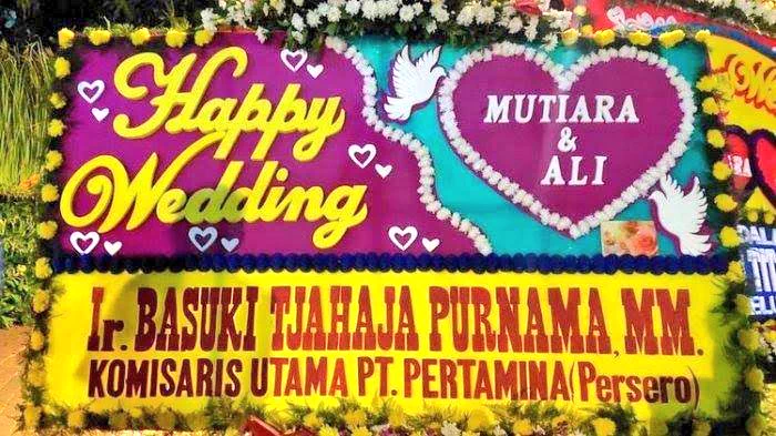 Karangan bunga bertuliskan "happy wedding" dari pak Ahok di pernikahan putri pak Anies 