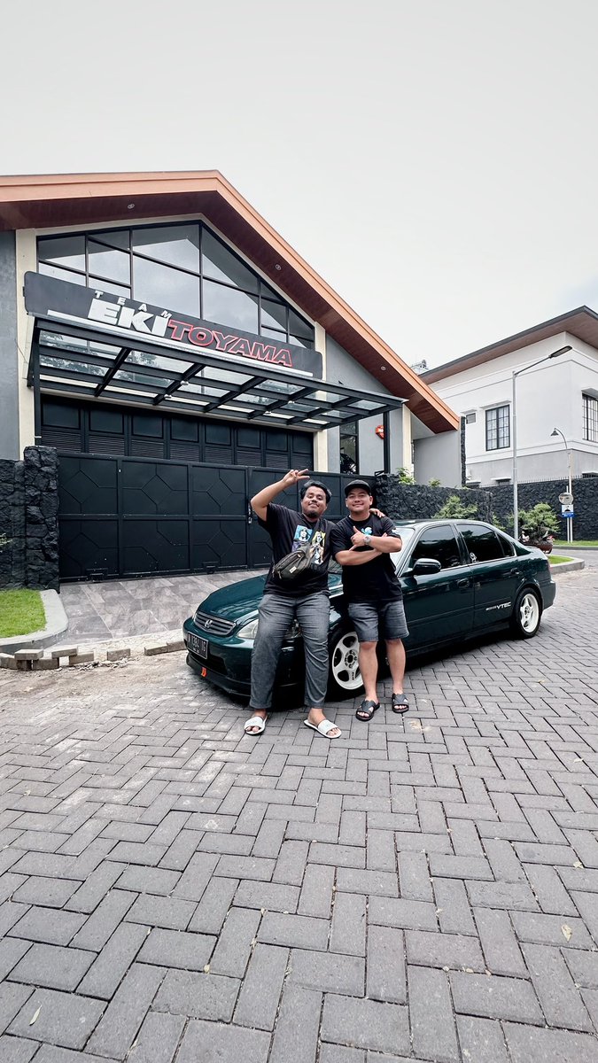 EjazAS's tweet photo. Kek baru aja 3 bulan lalu bilang “ya Allah kapan ya ada mobil” ehh udah ada di depan mata aja , Masya Allah , terima kasih ya Allah , lewat bossku sekaligus sahabatku yang sudah super baik belikan saya mobil impian saya ini . Semoga Allah balas ya gan 😘😘🚀 https://t.co/kmJxdMhalO