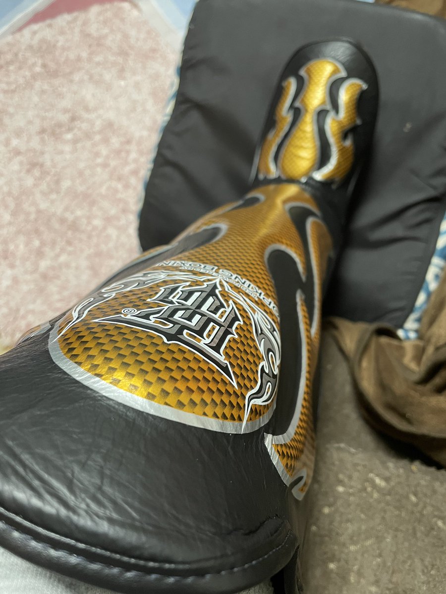 biridian's tweet photo. レガース届いた!
これで、ヘッドギア、グローブ、レガースがお揃いにw
#キックボクシング
#TOPKING
#全部XL https://t.co/dGj7yaeTMA