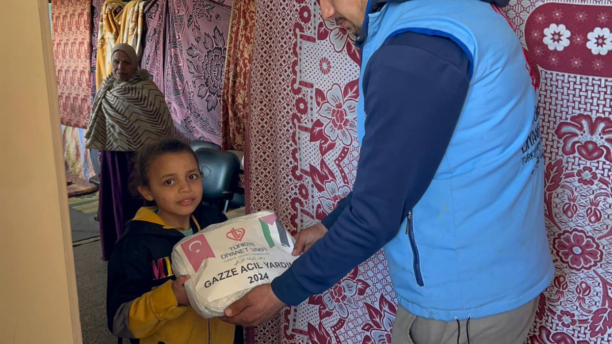 DIBAliErbas's tweet photo. Elimizle, dilimizle, kalbimizle Filistin’in yanındayız.

Diyanet İşleri Başkanlığı ve Türkiye Diyanet Vakfı olarak katil İsrail’in saldırıları altında hayat mücadelesi veren Gazze halkına acil insani yardımlarımızı ulaştırmaya devam ediyoruz. Gazze'nin kuzeyi ve güneyindeki bölgelerde okullara, kamplara sığınan ailelere her gün sıcak yemek ikramında bulunuyor, insani yardım dağıtımı gerçekleştiriyoruz. #ÖzgürFilistininYanındayız
