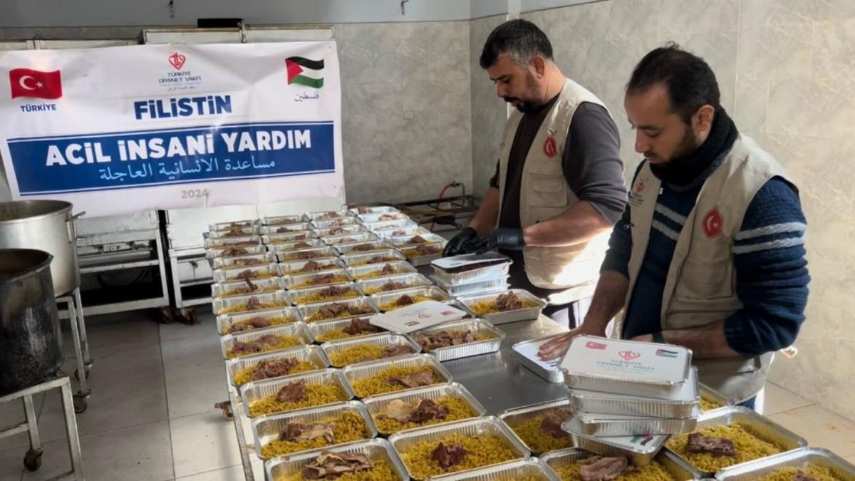 DIBAliErbas's tweet photo. Elimizle, dilimizle, kalbimizle Filistin’in yanındayız.

Diyanet İşleri Başkanlığı ve Türkiye Diyanet Vakfı olarak katil İsrail’in saldırıları altında hayat mücadelesi veren Gazze halkına acil insani yardımlarımızı ulaştırmaya devam ediyoruz. Gazze'nin kuzeyi ve güneyindeki bölgelerde okullara, kamplara sığınan ailelere her gün sıcak yemek ikramında bulunuyor, insani yardım dağıtımı gerçekleştiriyoruz. #ÖzgürFilistininYanındayız