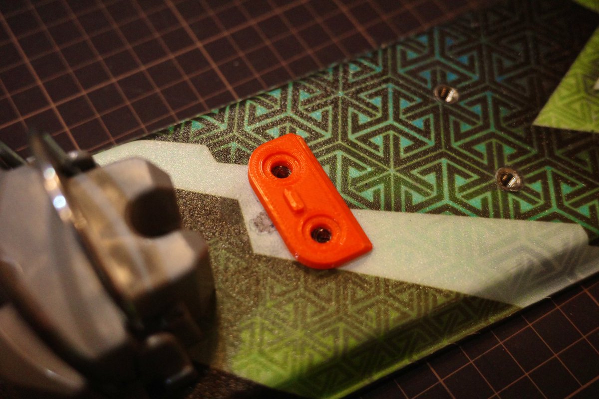 wanderlust_eq's tweet photo. 3Dプリンタで初出力。Meidjoのアルペンヒールを単体でスキー板にマウントするためのスペーサー。ニーズは、、ない、よね。。TTSとかLynxに追加してテレマーク/アルペンのハイブリッド機にしたいとき用 #meidjo #TelemarkSki https://t.co/iiMMnCk7EJ