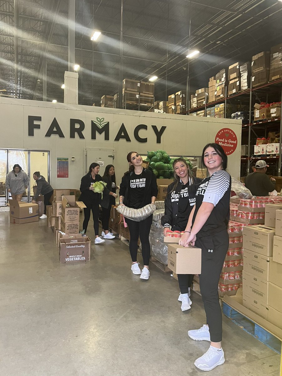 February 2nd we had a wonderful opportunity to volunteer at curbside distribution for the San Antonio Food Bank! #BuildingChampions #team4 #onamission 🐾🥎 @coach_NicoleD
