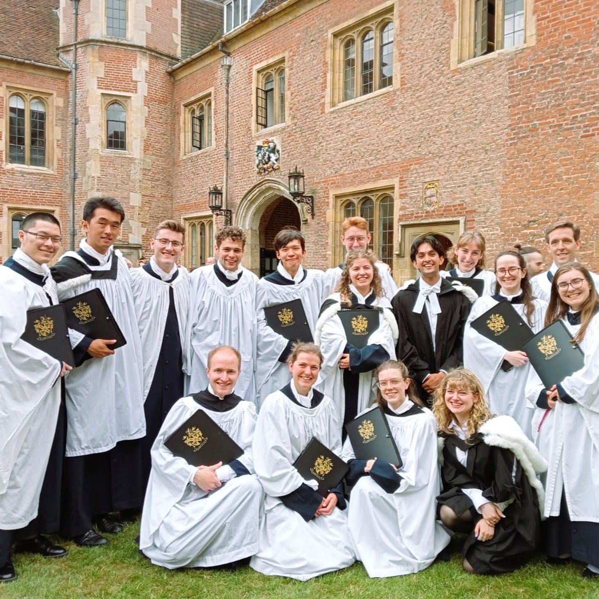 ✨CHORAL AWARDS ✨ one week remaining to apply for a Choral Award to sing with us! If you're a Magdalene offer-holder and you like to sing, get an application in by next Thursday. Details on how to apply via the link in bio.