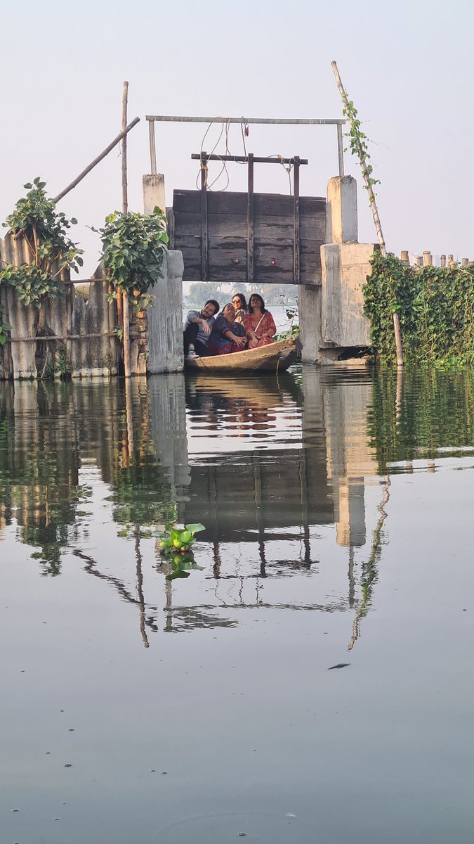 Andrew007Uk's tweet photo. Today I showed my @FCDOGovUK colleagues from both Delhi and London The Wetlands which, as someone put it, are the Kidney of Kolkata.

We need to protect and preserve such unique ecosystems - here a buffer between the city and the Sunderbands and source of livelihood for many 💚 https://t.co/eMN8B2VLPN