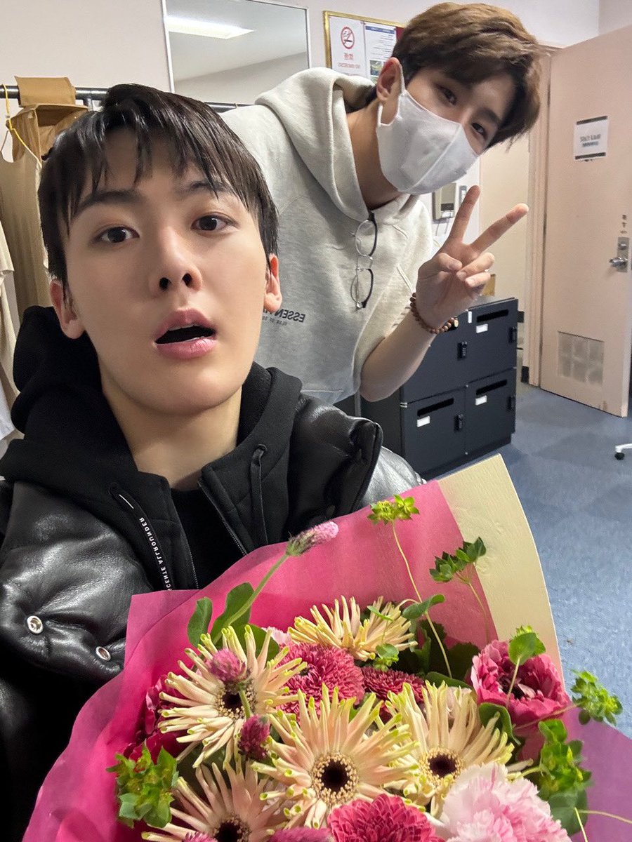offclASTRO's tweet photo. 첫공 잘 마무리했습니다💜
이제 맛있는 밥 먹고 쉬려구요 ㅎㅎ
응원해줘서 고마워요 울로하💜💜 https://t.co/AIk5w71JNY