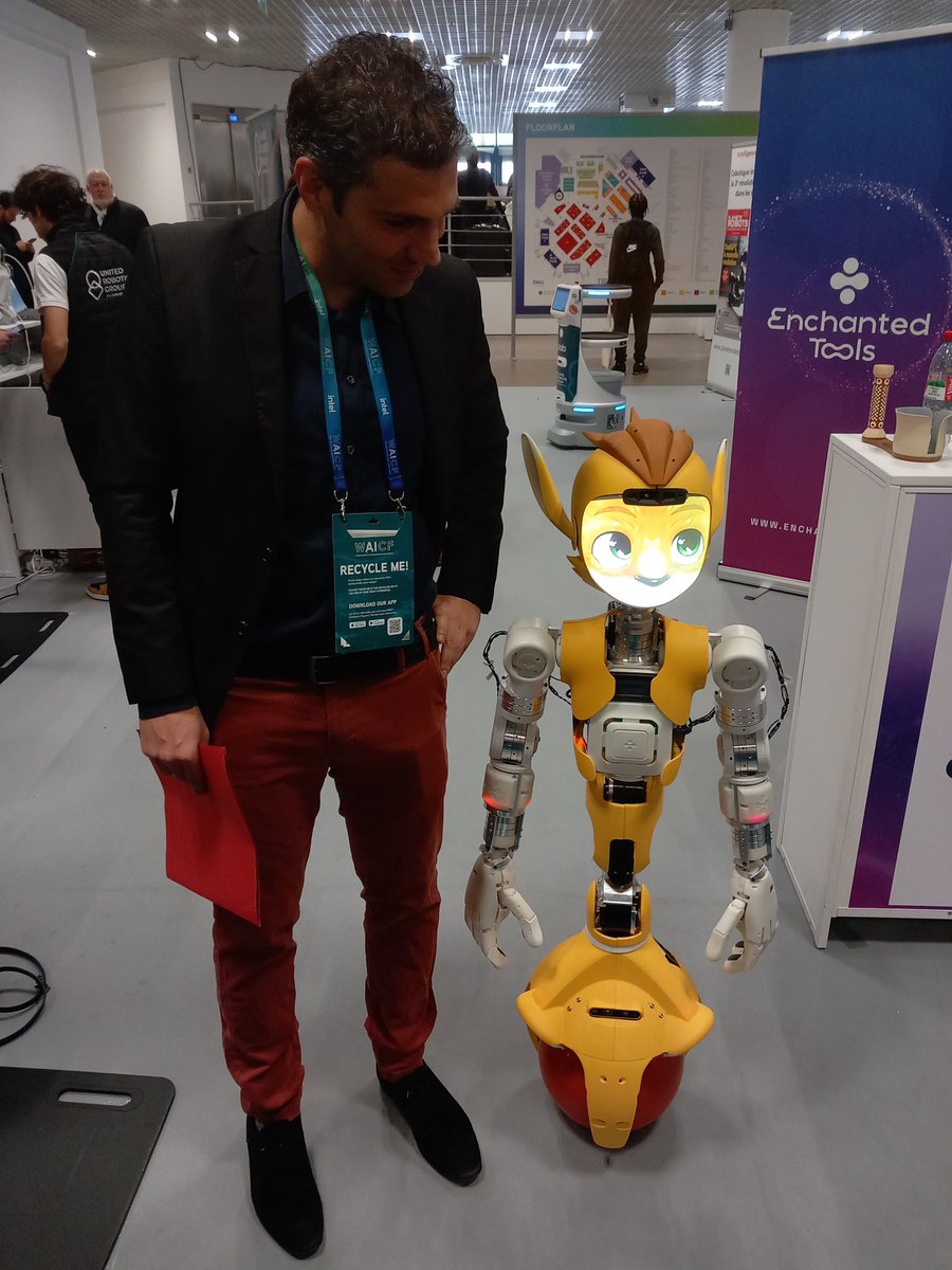 fabienbuzzanca's tweet photo. Rencontre fascinante au #WAICF Ă Cannes ! đ€ Le robot d'#EnchantedTools peut porter des charges et faire des visites guidĂ©es. Ă cĂŽtĂ©, le nouveau robot de #Tesla, inspirĂ© par leur tech auto, vise lui aussi Ă aider au quotidien. Leur dĂ©fi ? L'agilitĂ©. Le futur s'annonce prometteur! https://t.co/7SSicHH4rB