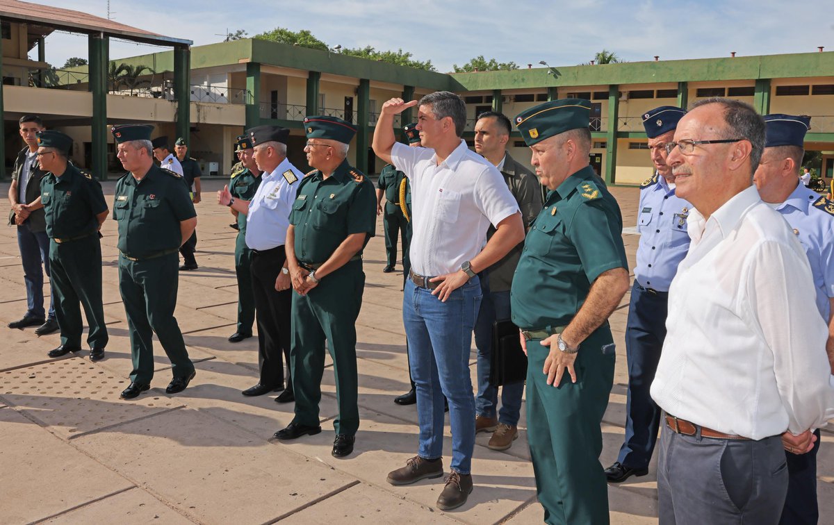 InfoANRpy's tweet photo. El Señor presidente de la República y comandante en Jefe de las FF.AA de la Nación, @SantiPenap desarrolló su jornada castrense en la #ACADEMIL.
📍#Capiatá https://t.co/vyNyHHcEqo