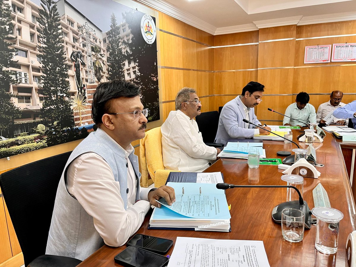 Today I chaired the board meeting of Karnataka Power Transmission Corporation Limited (@kptcl_official). Additional Chief Secretary Sri @Gaurav_Gupta67, Managing Director of #KPTCL Sri @iaspankajpandey and other senior officials from the department participated in the board