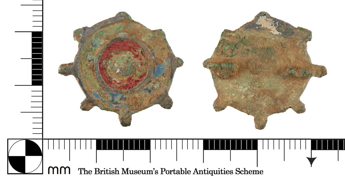 YORYM_FLO's tweet image. This lovely Roman disc brooch has traces of bright red and blue enamel which hints at how colourful and striking it would have been. #FindsFriday finds.org.uk/database/artef…