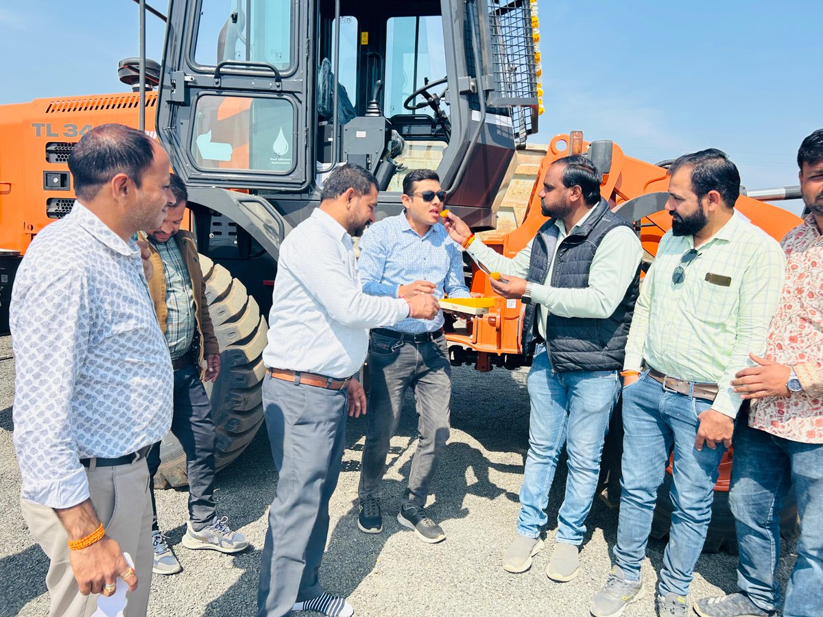 Esinfraserve's tweet photo. Click to know more about this amazing machine : https://t.co/sRs2rD8Pva
Call us for more details: +917489900153
.
.
.
.
#TataHitachii #esinfraserve #ChaloDeshBanaye #happycustomer  #customerMeet  #powerful #fuelefficient #WheelLoader #keyhandover #Loader #tl340h #TL340HPrime https://t.co/JL75OVwsgj