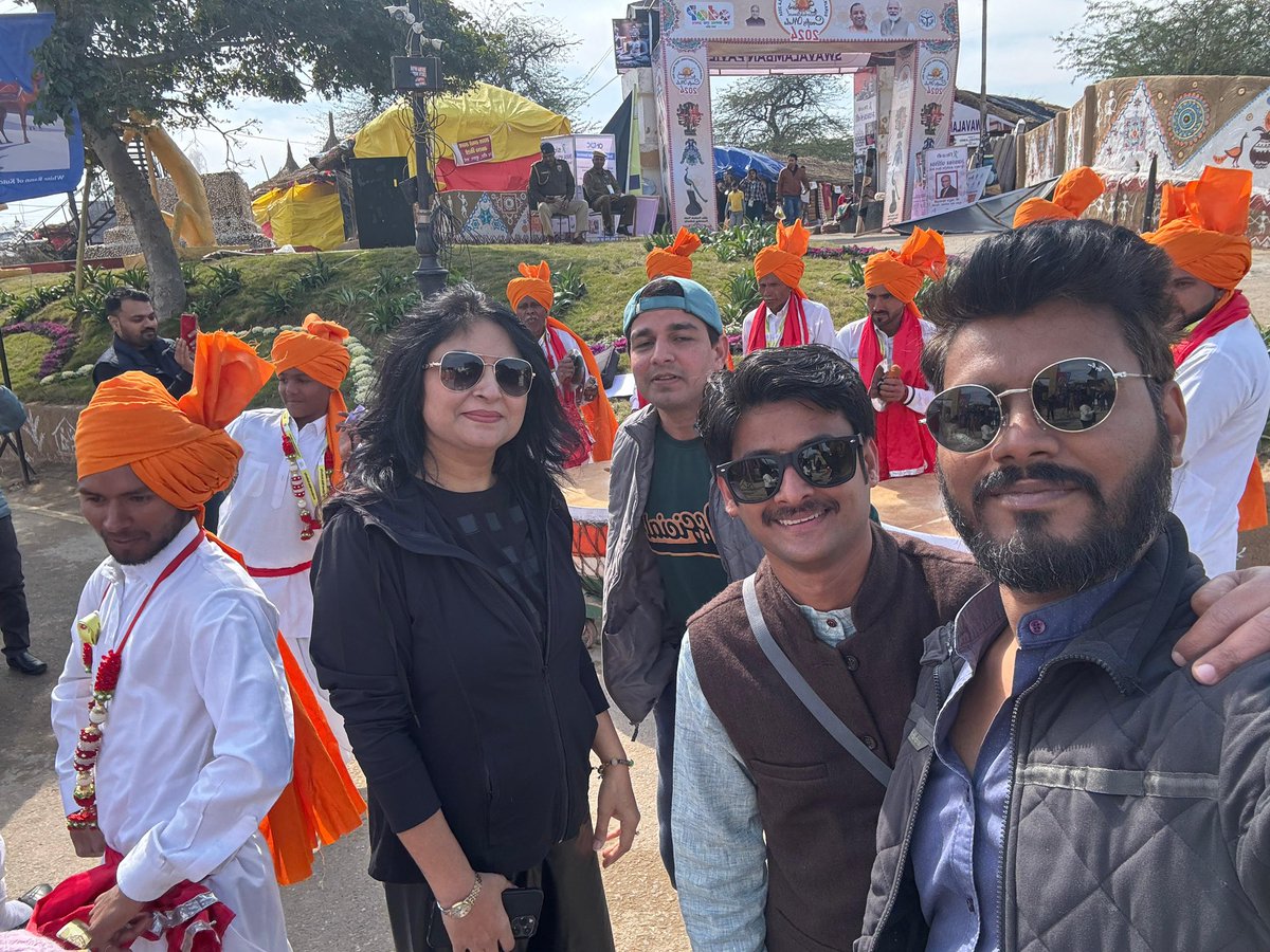 Surbhithescribe's tweet photo. Visited Surajkund Mela today with EJ students and witnessed grand celebration of culture, heritage, and  array of attractions from over 20 countries. @IIMC_India https://t.co/OjZnlaR20v