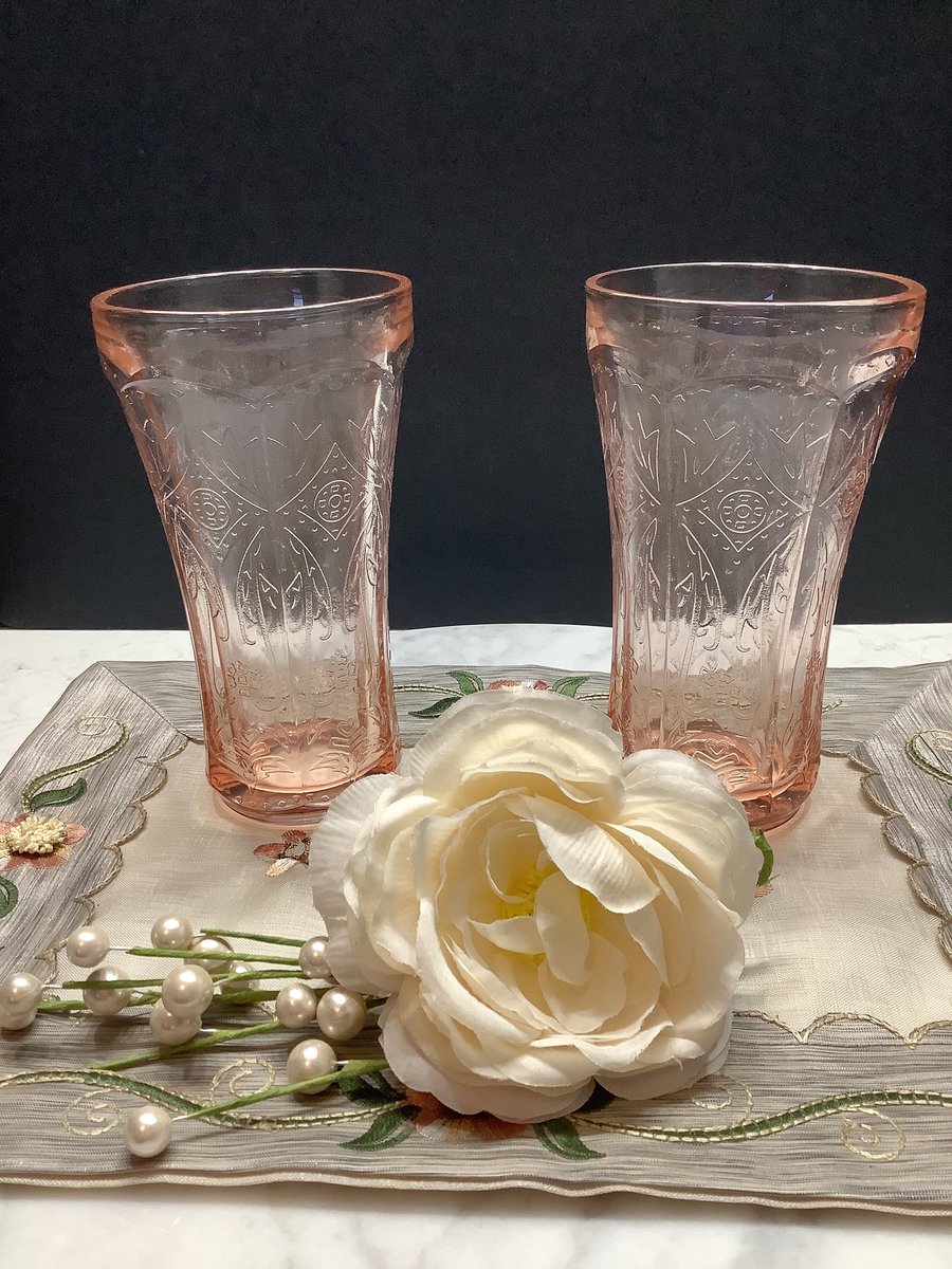 #etsy #etsyvintageshop #holidays #smallbusiness #etsyshopownersofinstagram #smallbusinessowner #vintagefinds #collectibles #giftideas #giftsforher #homedecor #drinkware #barware #indianaglass #pinkglass #depressionglass #etchedglass