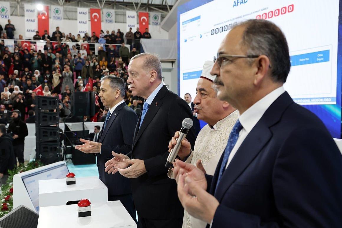 Cumhurbaşkanımız ve Genel Başkanımız Sn. Recep Tayyip Erdoğan’ın teşrifleriyle Adıyaman Üniversitesi Spor Salonu’nda düzenlenen Deprem Konutları Kura ve Anahtar Teslim Töreni’ne katıldık.
Geçici barınma merkezlerimizde kalan son vatandaşımız Kalıcı ve Güvenli konutlarına