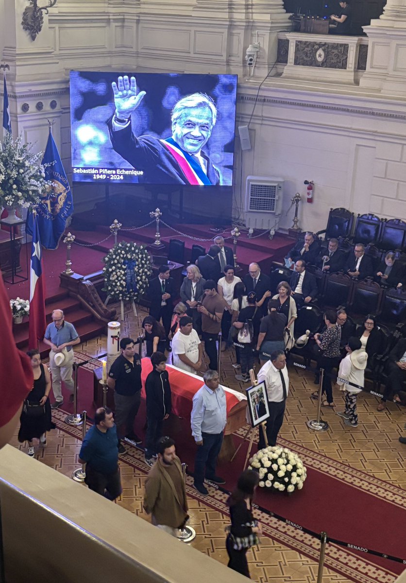 🔴 AHORA: Algunos de los mineros rescatados de la mina San José, hacen guardia de honor al ex Presidente Sebastián Piñera.