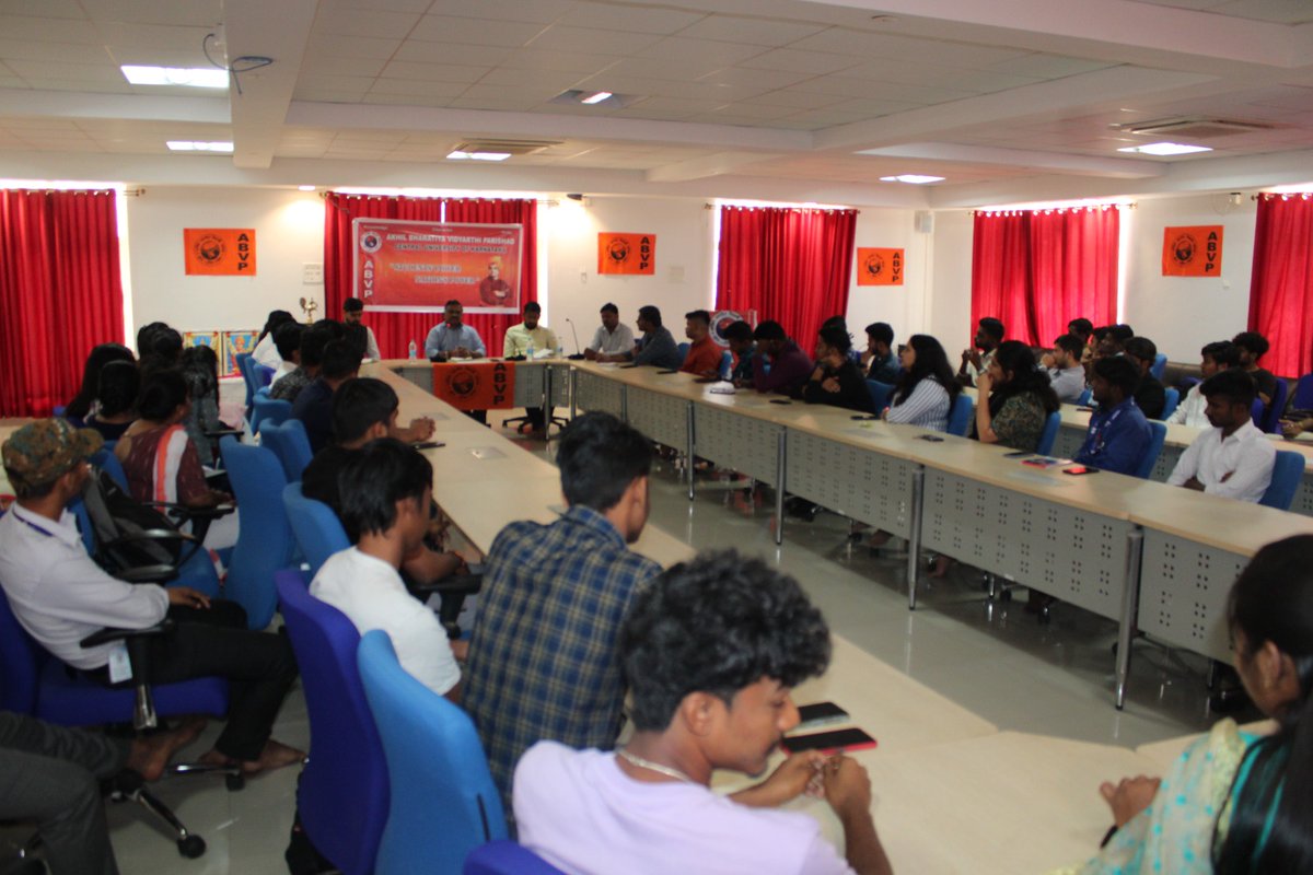 ABVPVoice's tweet photo. National Joint Organising Secretary, Shri S. Balakrishna interacted with Central University of Karnataka (CUK) karyakartas and discussed various organisational activities. He encouraged karyakartas to adopt a proactive approach to resolving issues. https://t.co/o4EHw9Fw0i