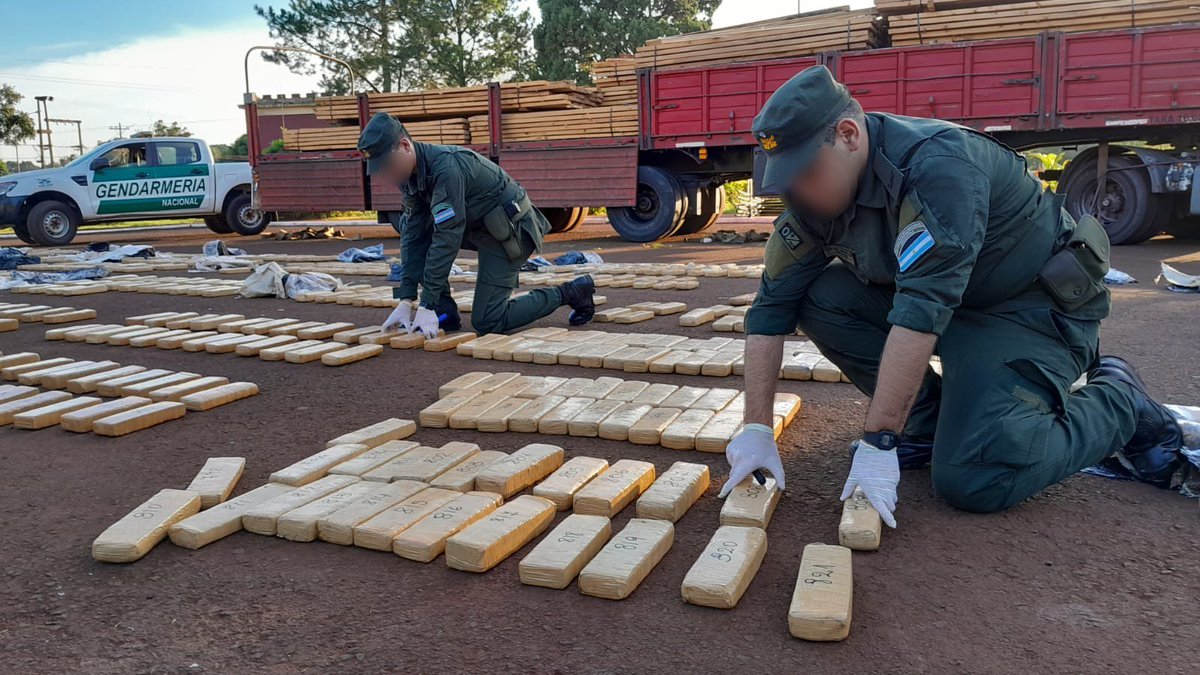 Una modalidad conocida: marihuana oculta en madera. Tenía todo organizado para trasladar 728 kilos pero Gendarmería, con la ayuda de su can “León” y un scanner móvil, detectó la droga, la incautó y lo detuvo.
Millones de dosis no llegan a destino. ¡Argentina libre de droga!