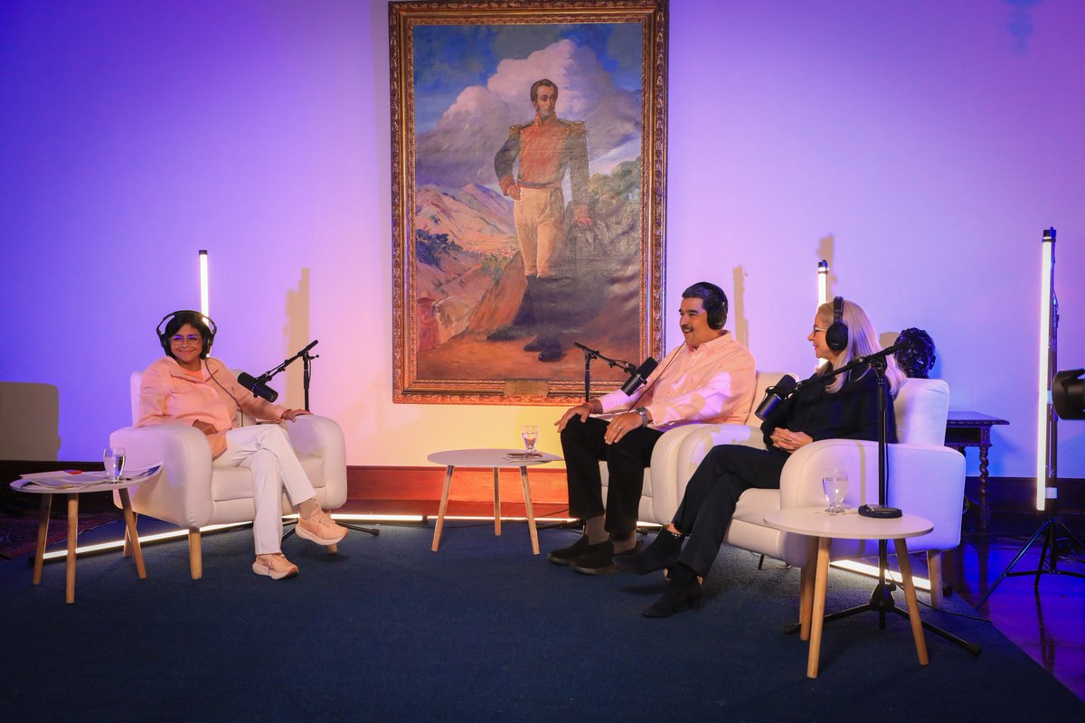 NicolasMaduro's tweet photo. En el episodio Nº 7 de “Maduro Podcast” recibimos a una invitada especial, una joven lideresa, revolucionaria, luchadora, estudiosa y Vicepresidenta Ejecutiva de Venezuela, Delcy Eloína Rodríguez Gómez. Compartimos chismes, testimonios, y nuevas y buenas noticias para el país. ¡Quedó magnífico! ==> https://t.co/dcs4hrGLZr