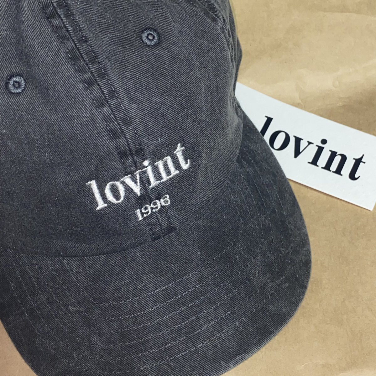 always_twice_37's tweet photo. lovintのPigment dyed cap届いた📦🩶
ダメージ加工は無いけどサナちゃんとお揃いってことでいいかな?笑
写真には写ってないけど、後ろについてるプレートが可愛いんですよ……♡
#lovint https://t.co/Kt3UAzbeFs