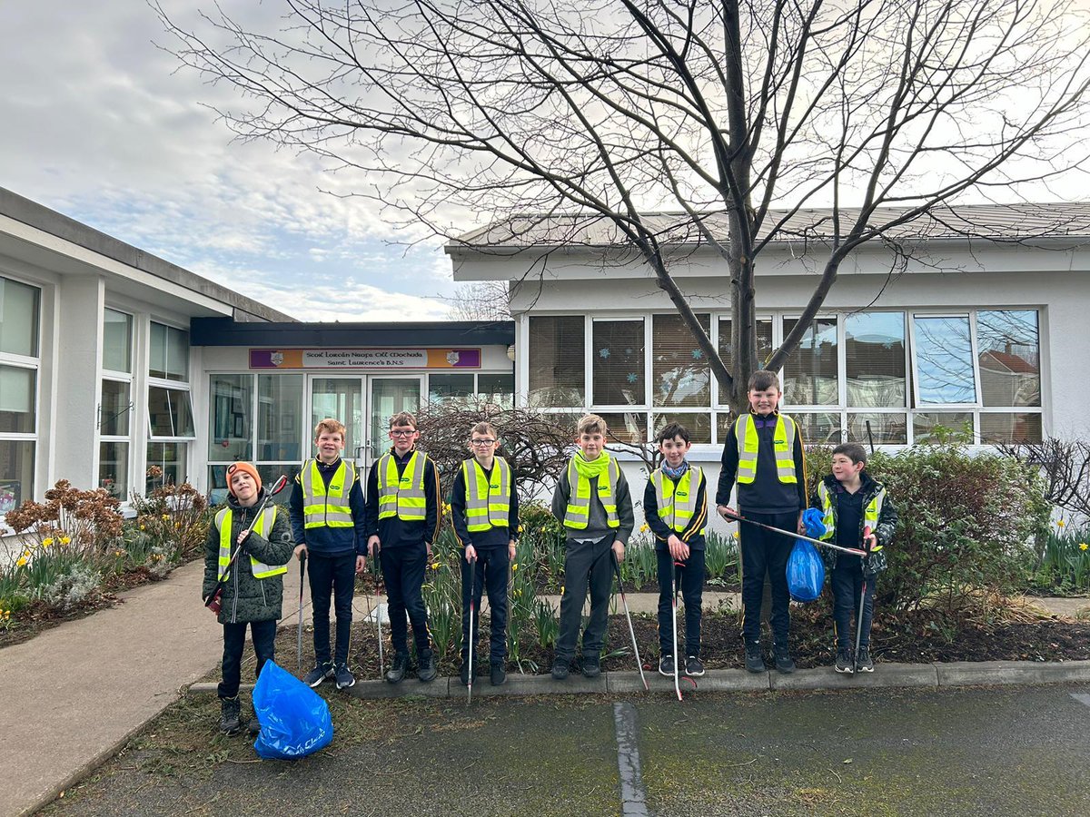 Teams from 5th class are litter picking in our local environment around our school.@GreenSchoolsIre #2minutestreetclean