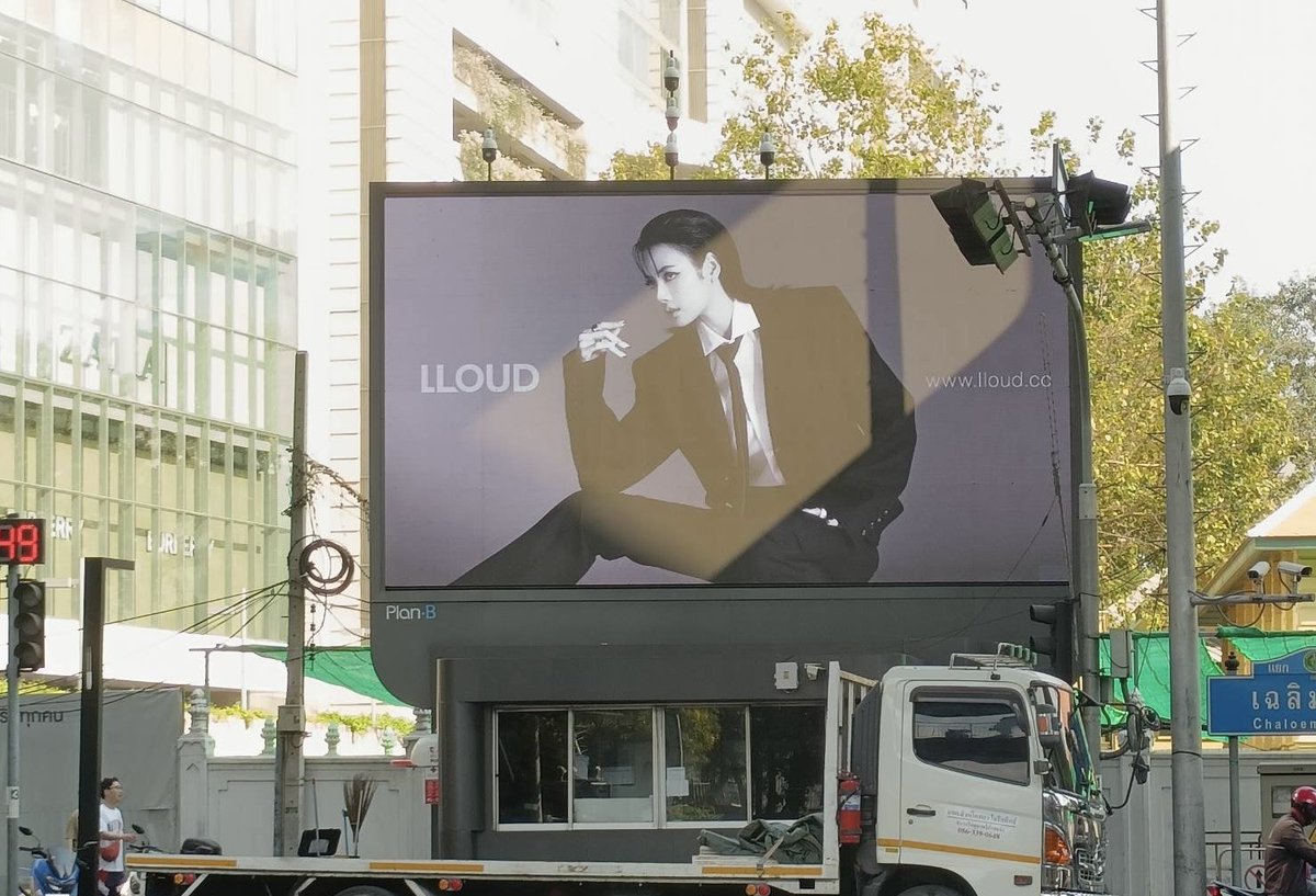 lmonart_'s tweet photo. No wonder Low Budget Stan cried seeing how Lisa promotes her label so seriously 🤣

LLOUD CEO LISA 
#LLOUDByLalisa 
#WeAreLloud
#lloudbylalisa https://t.co/xffTSNpLp5