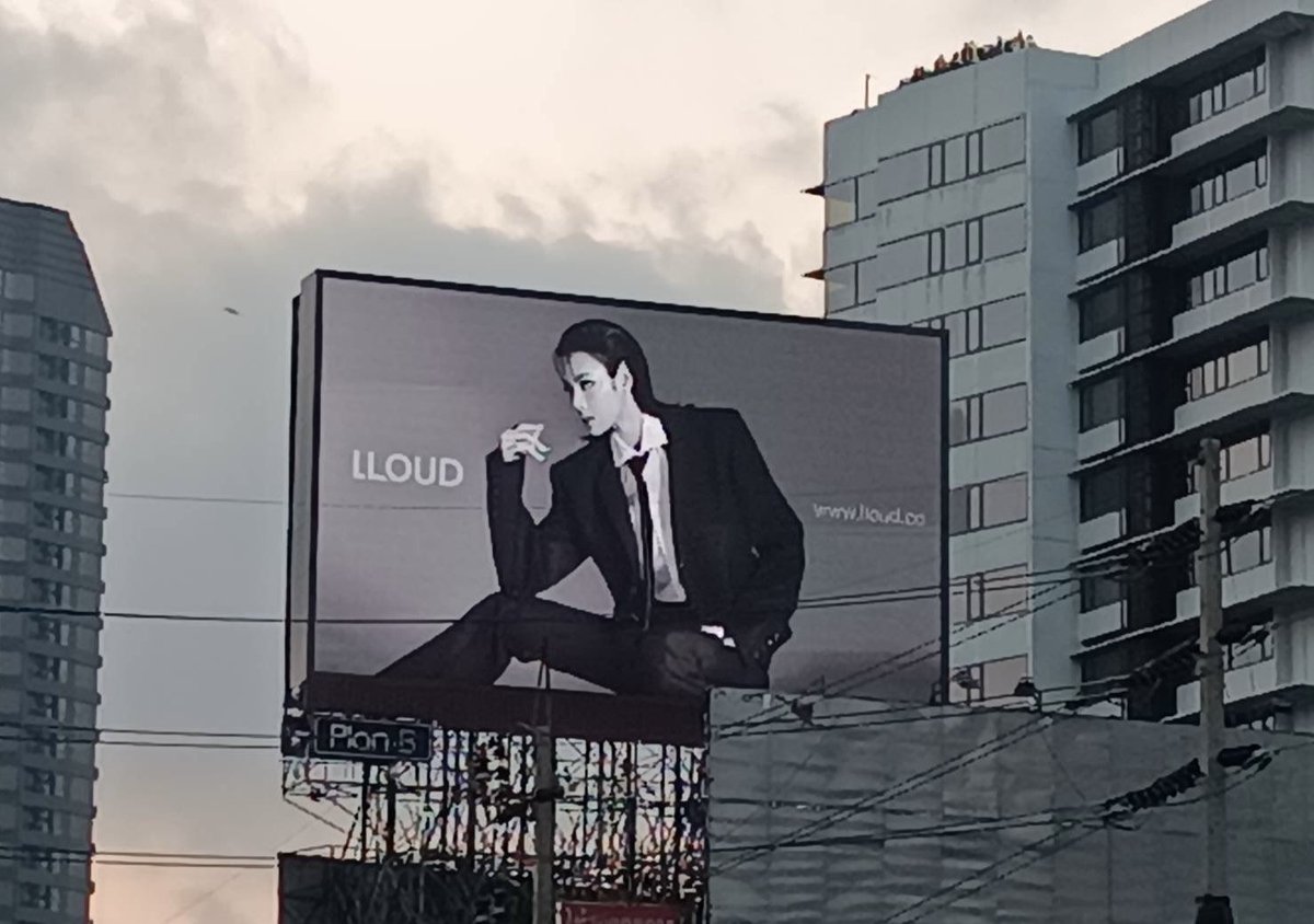 lmonart_'s tweet photo. No wonder Low Budget Stan cried seeing how Lisa promotes her label so seriously 🤣

LLOUD CEO LISA 
#LLOUDByLalisa 
#WeAreLloud
#lloudbylalisa https://t.co/xffTSNpLp5