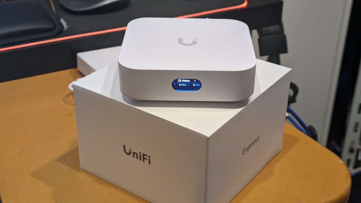 m_shimbe's tweet photo. 買っちった!(*ノω・*)テヘ
#ubiquiti #UniFi #UniFiExpress https://t.co/rhlemivqO2