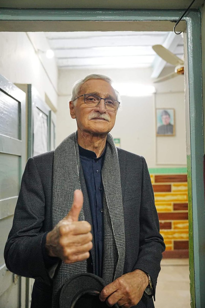 چیئرمین استحکام پاکستان پارٹی جہانگیر ترین نے لودھراں میں اپنا ووٹ کاسٹ کردیا۔

جہانگیر ترین نے 12 ایم پی آر گیلے وال پولنگ سٹیشن میں اپنا ووٹ کاسٹ کیا۔