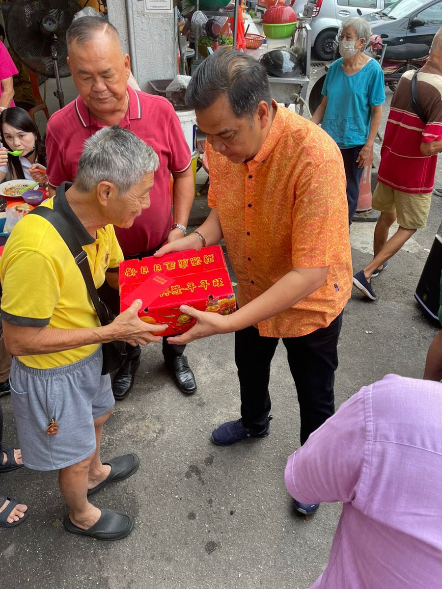 JohanAbdAziz's tweet photo. Mengedarkan buah limau di sekitar Kopitiam Cheras Awana dan Pekan Suntex Batu 9 bagi menyemarakkan lagi semangat sambutan Perayaan Tahun Baru Cina yang bakal tiba https://t.co/gahG46K9tJ