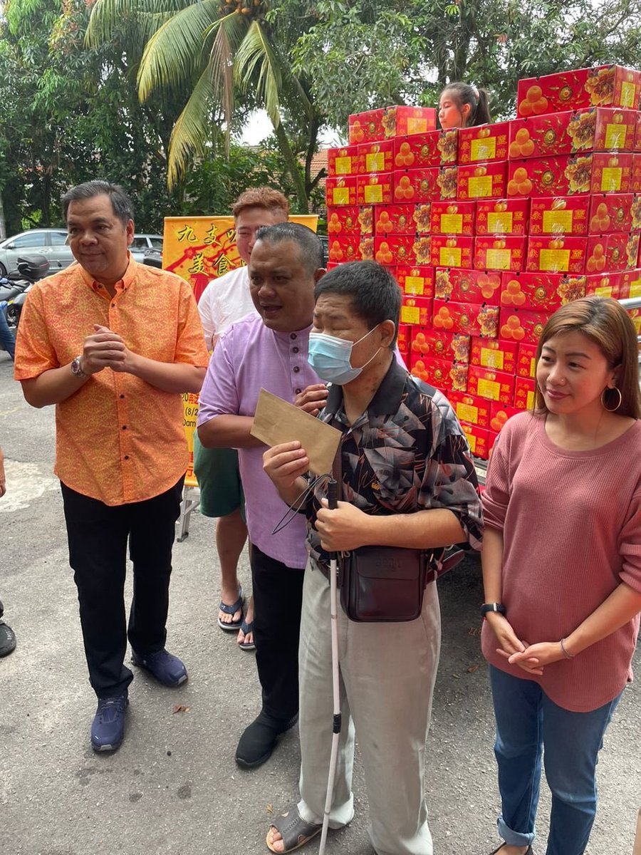 Mengedarkan buah limau di sekitar Kopitiam Cheras Awana dan Pekan Suntex Batu 9 bagi menyemarakkan lagi semangat sambutan Perayaan Tahun Baru Cina yang bakal tiba