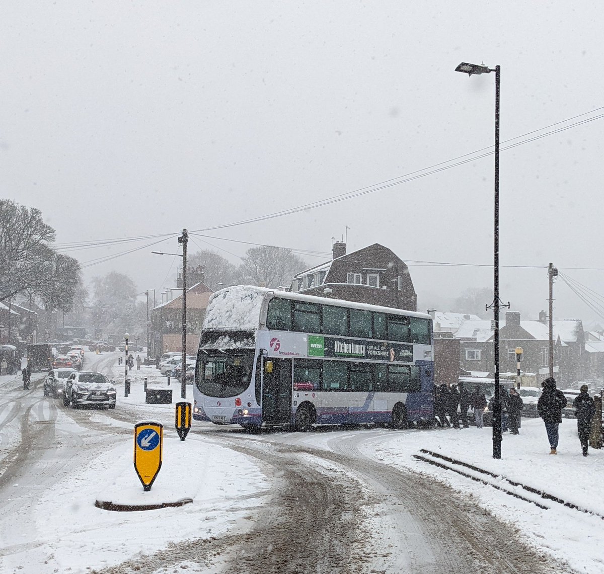 School kids pushing their own bus #snow #sheffield