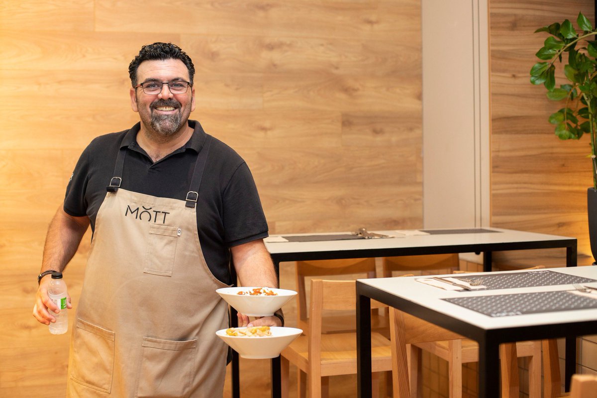 Celebramos con entusiasmo tu llegada a MOTT, donde la pasión por nuestro trabajo es el motor que impulsa cada experiencia. 
Nuestro equipo espera ansioso hacerte vivir momentos inolvidables. 
¿Estás listo para explorar un mundo de posibilidades con nosotros? 😊✨