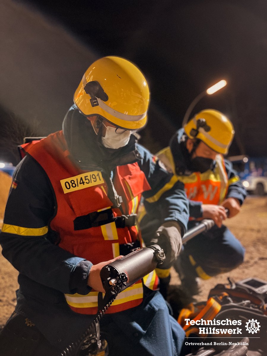 🚨Unserer Neuköllner Ortungsgruppe hat am 30. Januar die <a href="/polizeiberlin/">Polizei Berlin</a>  in Tempelhof unterstützt. Mit ihrer #Searchcam haben sie in einem verschlossenen Kellerraum verdächtige Gegenstände gesucht und der Polizei übergeben. #THW #Einsatz #Ehrenamt