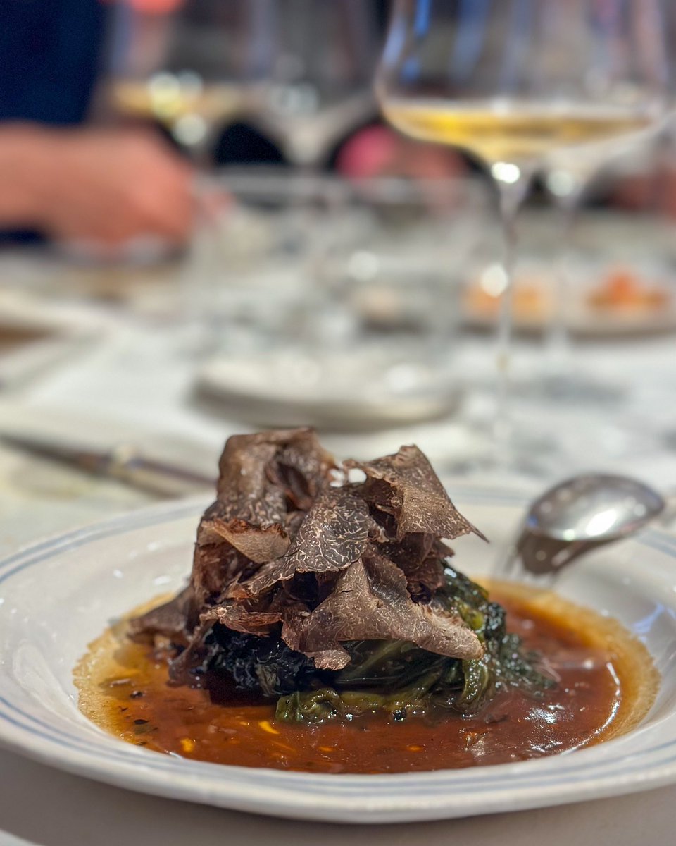 Alkostat: pocas sorpresas aqui. Lo de siempre igual de bueno que siempre.
Anglore 18 simplemente épico.
La col farcida con trufa y el pollo cubista con su piel crujiente las estrellas junto a la yema de huevo con erizo.