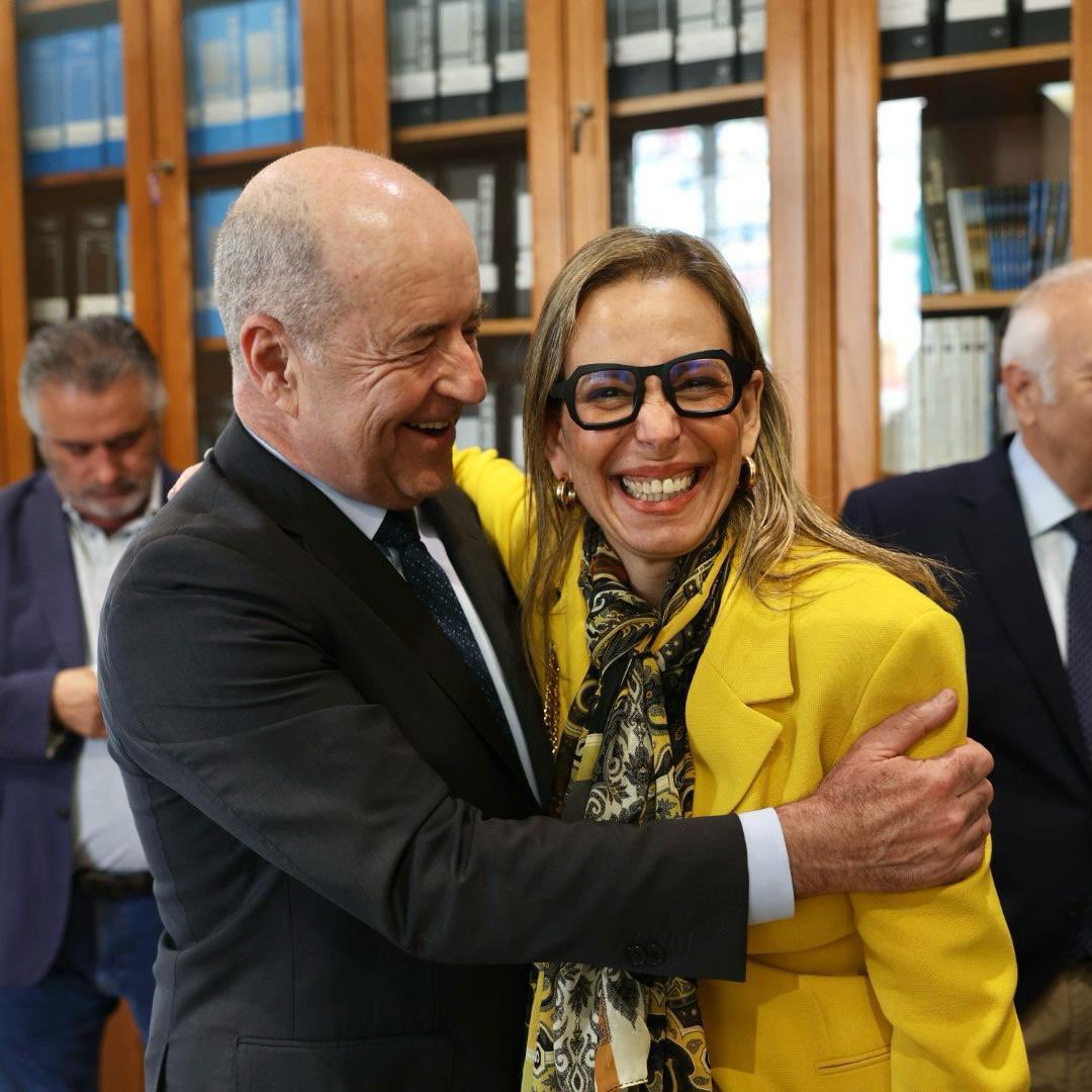 PedrOrtegaR's tweet photo. No quise perderme la oportunidad de acompañar a Ana Suárez en su toma de posesión como nueva presidenta del @csocial_ulpgc. Ana es una empresaria comprometida, y por eso creo que es un gran acierto del Gobierno de Canarias y de la ULPGC.

Toda la suerte del mundo y mucho éxito. https://t.co/kZhi60Gqgm