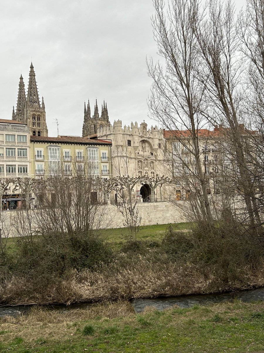Comenzando la #32ReuniondeInvierno de ⁦<a href="/SeparRespira/">SeparRespira</a>⁩ en la maravillosa ciudad de Burgos! Magnífico programa preparado por las áreas para conocer las novedades en enfermedades respiratorias