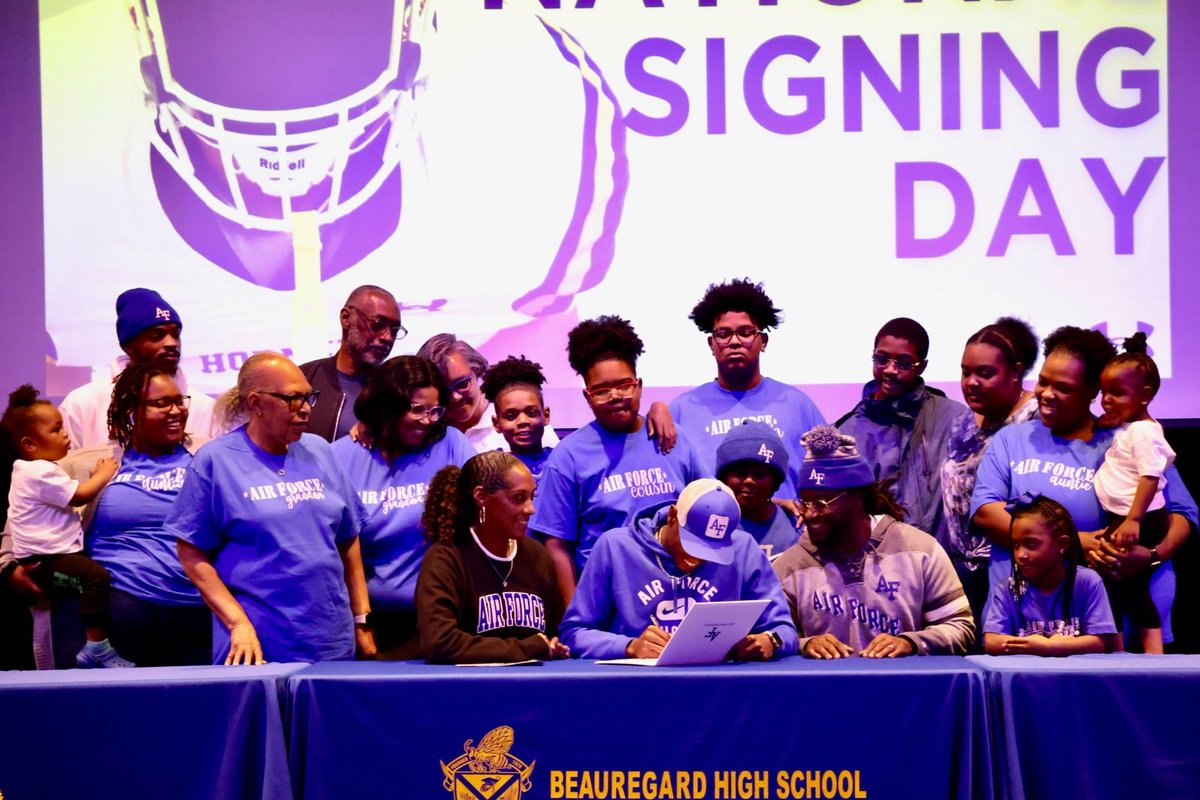 ⁦<a href="/Prince_Tee9/">🤴🏾 TJ Barker 🤴🏾</a>⁩ commits to ⁦<a href="/AF_Football/">Air Force Football</a>⁩