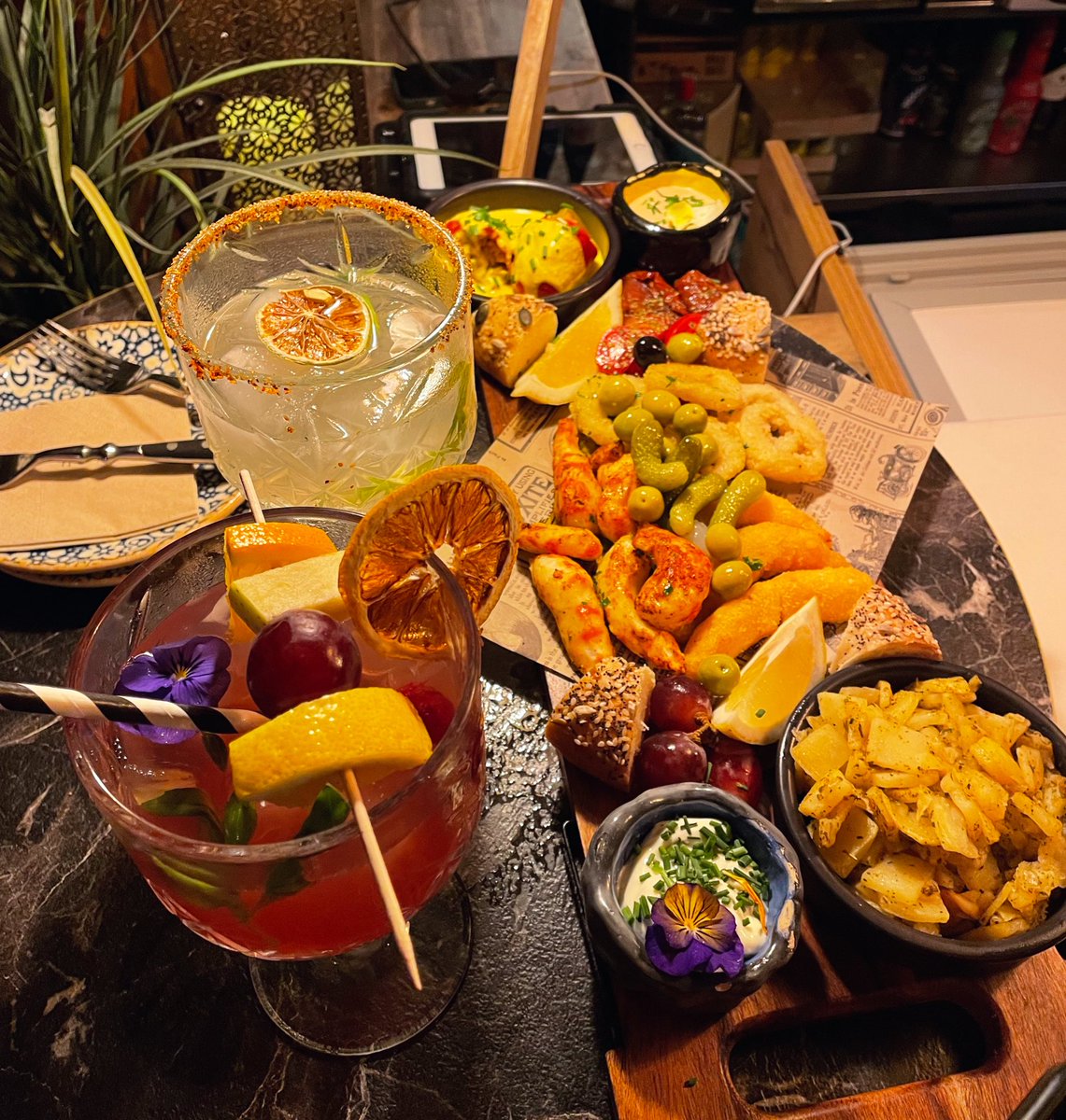 KatePow3ll's tweet photo. amazing sangria n vegan seafood platter at Bubita 🍹🍤🌟 https://t.co/OcimBKeH2D