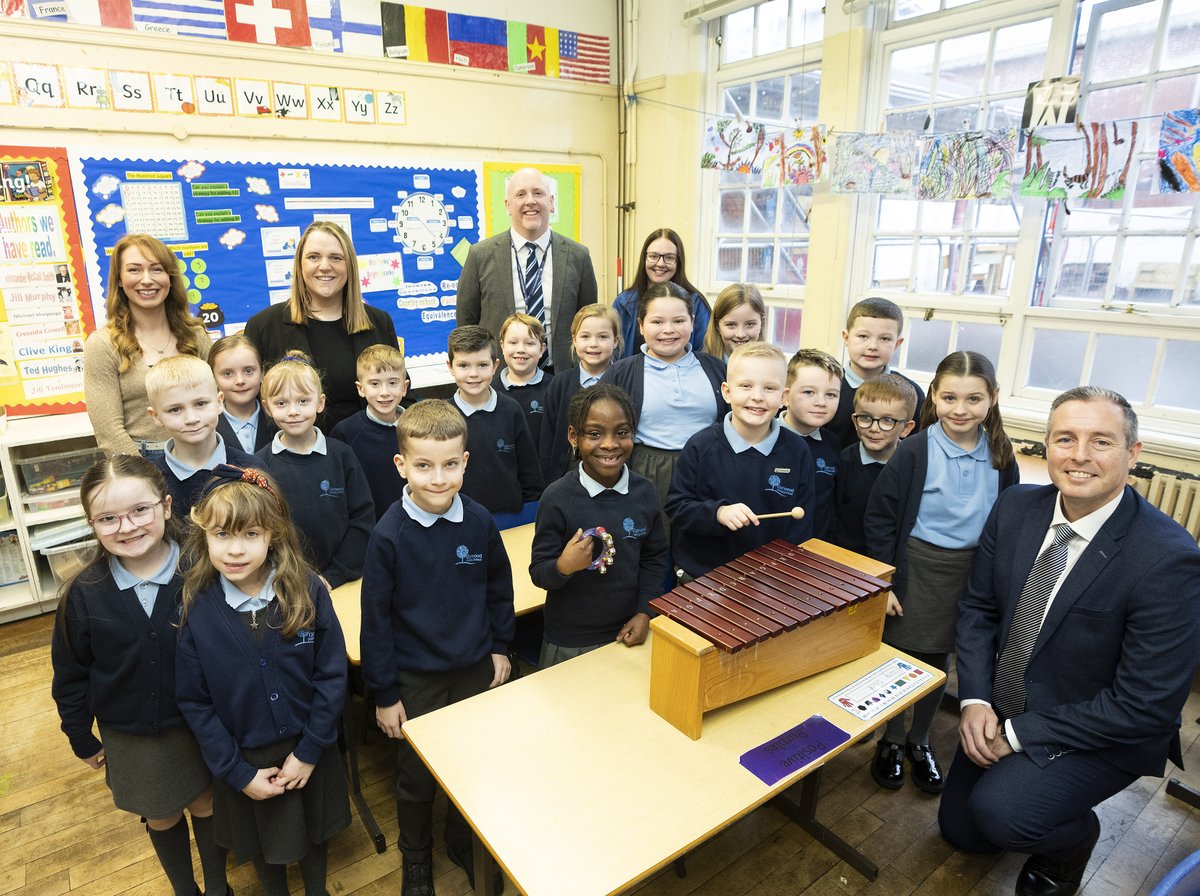 Education_NI's tweet photo. Education Minister @paulgivan has visited @rathmoretweets and Glenwood PS for his first official events since taking up his new role. He met Principals Dr Arthur Donnelly and Wesley Wright along with staff, pupils and BoGs. More: https://t.co/mwXGbBAB6f https://t.co/aj9LaSZFAZ