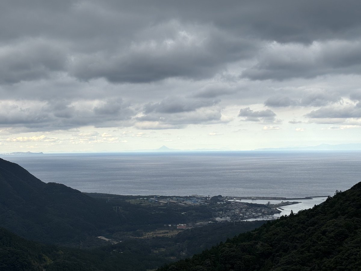 今日の白谷帰りの景色。いつもより開聞も裾野が見えて種子島も近いし、水平線の奥にやたらと遠くの陸地が見える違和感