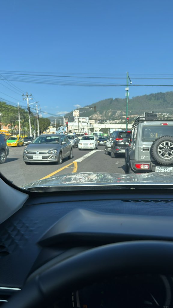 CArmijosDelH's tweet photo. @ObrasQuito @pabelml revisar los semáforos de la Av. Interoceanica, en Cumbayá, a la altura del concesionario Casabaca Toyota, no están sincronizados causa mucho tráfico para tomar la vía a de los Conquistadores. https://t.co/YpYFP5agf6