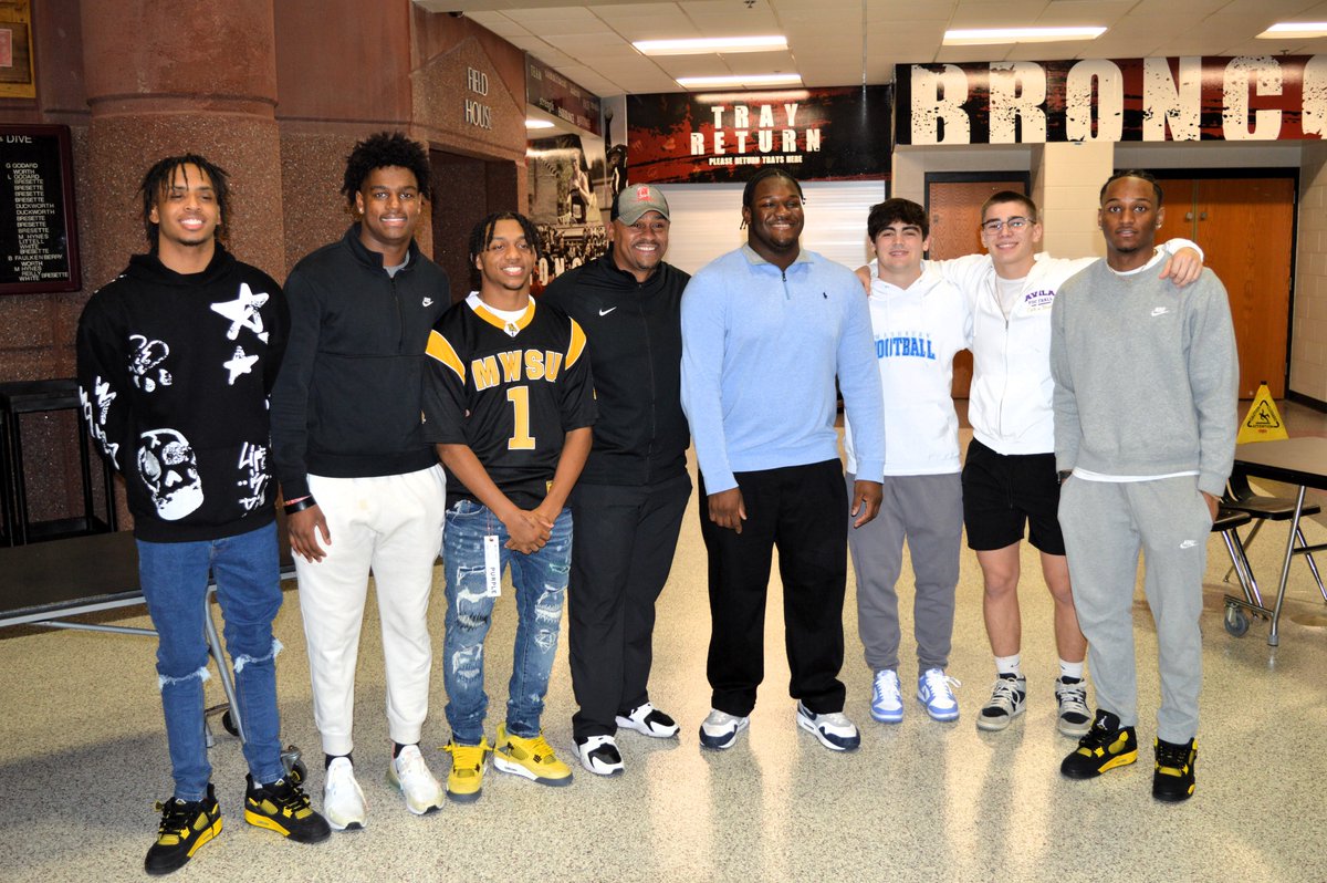 Congratulations to the 15 student athletes who signed their letters of intent yesterday to continue their athletic careers. We are proud of all of them. Write ups on each individual: docs.google.com/document/d/1UE…

Pics from last night can be located here: drive.google.com/drive/folders/…