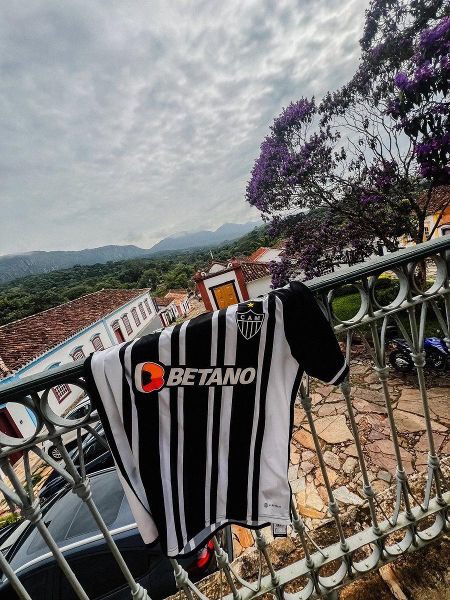 Atletico's tweet photo. O Galo, a cidade de Tiradentes e o cachorro caramelo: três dos patrimônios mais marcantes de Minas Gerais! 🔺🐕🐔 https://t.co/ZUhXCPaYGf