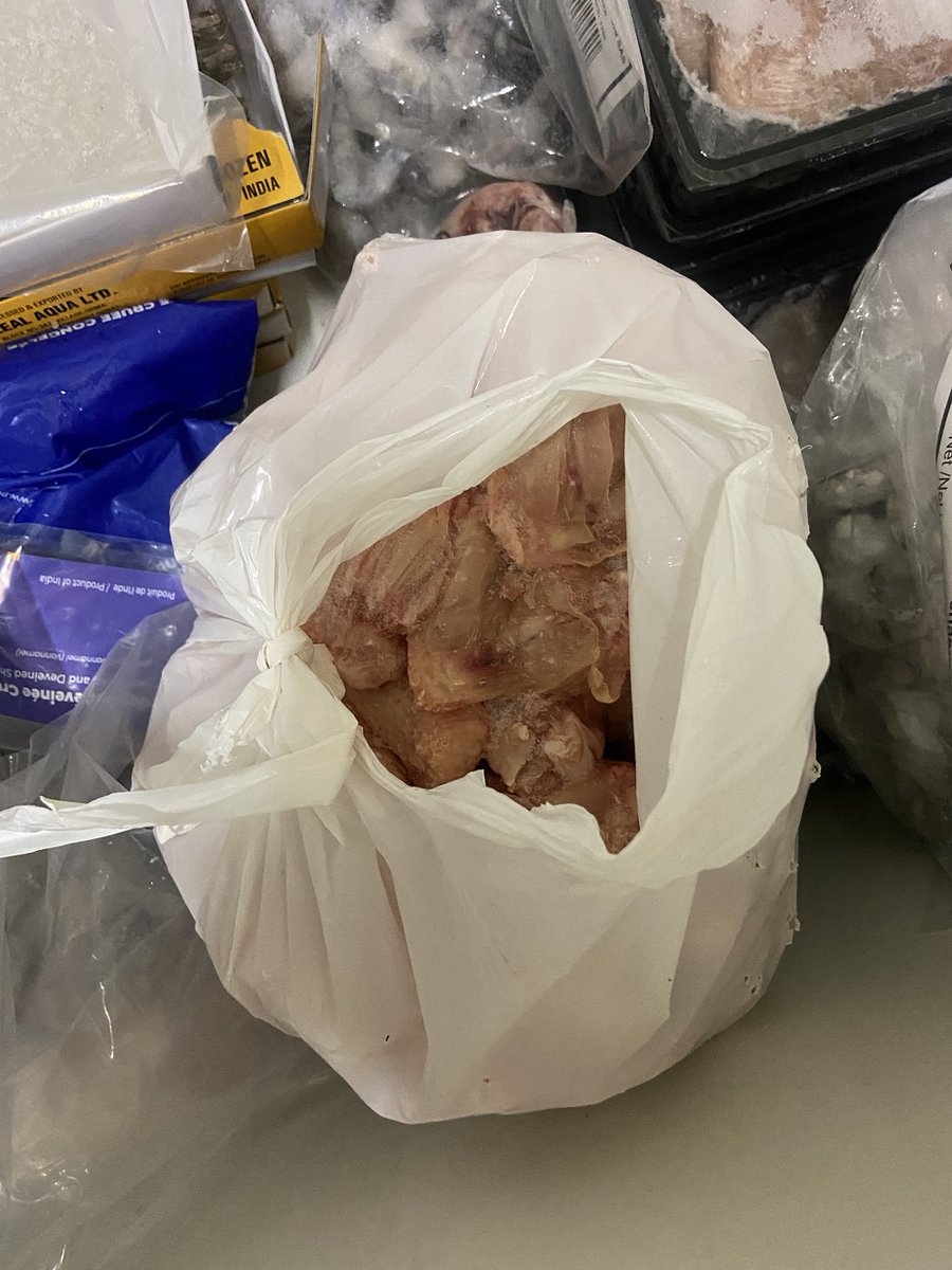 Prefet54's tweet photo. 🚨 Fermeture administrative du restaurant "Le Bengale" à Nancy :

❌ Locaux sales &amp; dégradés
❌ Denrées mal conservées &amp; périmées
❌ Non-respect des bonnes pratiques d'hygiène
❌ Absence de traçabilité des denrées

Les mesures seront levées dès la mise en conformité.

#santé https://t.co/ZSokPpNMww