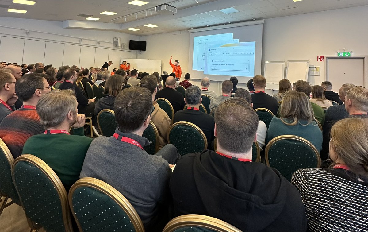 Full house at @PeterOrneholms session about prompt engineering! 🗣️

<a href="/swetugg/">swetugg</a>