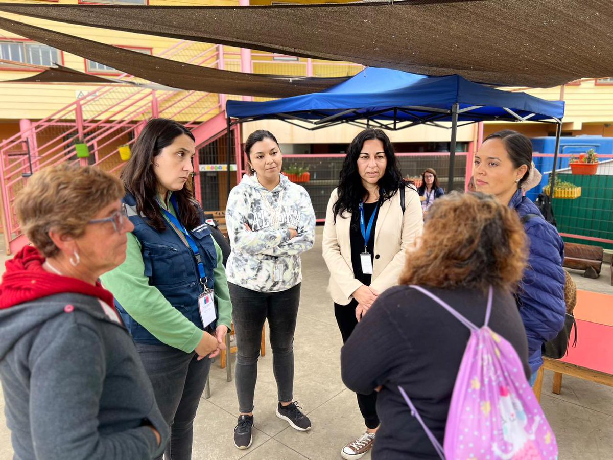 JUNJI_Chile's tweet photo. #IncendiosForestales | Vicepresidenta @trivino_m, en compañía de seremi @RominaMaragano y directora regional @JUNJI_Valpo, Elizabeth Alarcón, ya están en el jardín infantil “Pequeños Pasitos”, en Achupallas, para acompañar a los voluntarios y voluntarias en terreno. https://t.co/aYTuO2q8bb