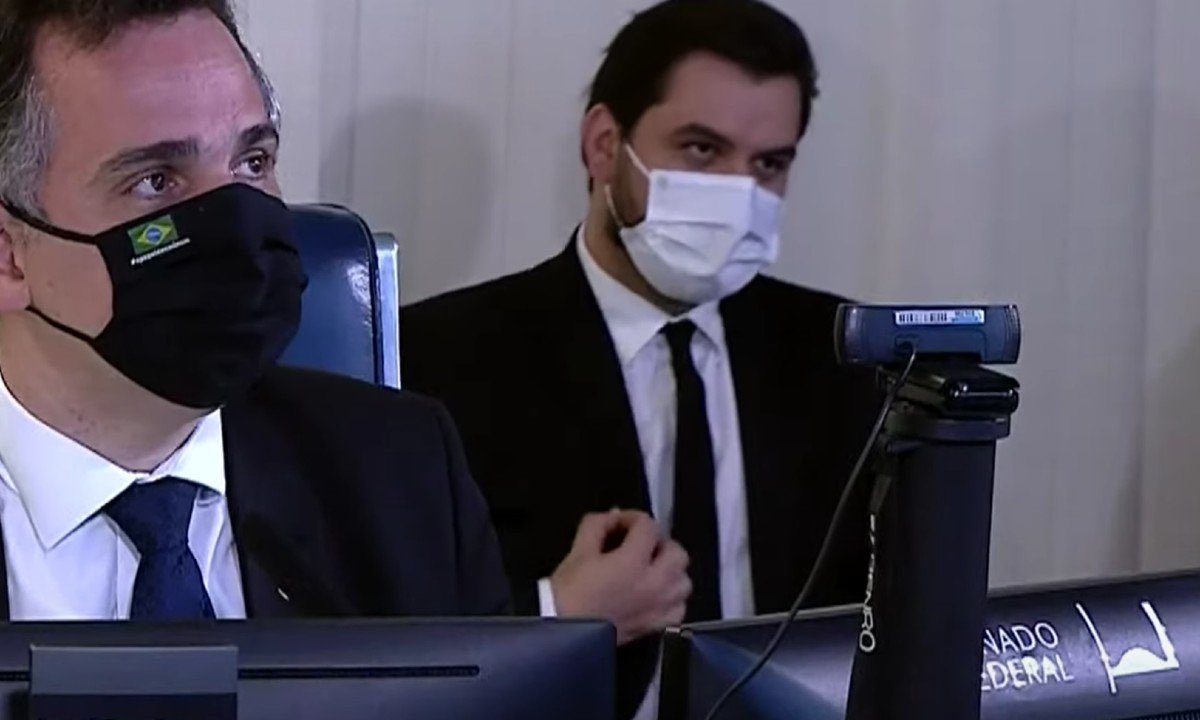 GiardiniNoronha's tweet photo. 🚨PF prende Filipe Martins e Marcelo Câmara, ex-assessores de Jair Bolsonaro e faz busca e apreensão em endereços de Anderson Torres e dos generais Heleno, Braga Netto e Paulo Sérgio Nogueira.
GRANDE DIA
BOLSONARO NA CADEIA https://t.co/q710L4FVR2