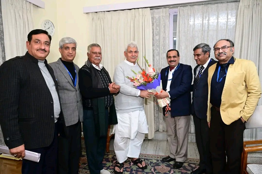 Ch_Sukhnandan's tweet photo. Met with Hon'ble lieutenant Governor Sh @manojsinha_  Ji at Raj Bhavan Jammu along with Officer assosition of Citizen Co-op Bank.
@OfficeOfLGJandK @BJP4JnK https://t.co/zt3435LUdh