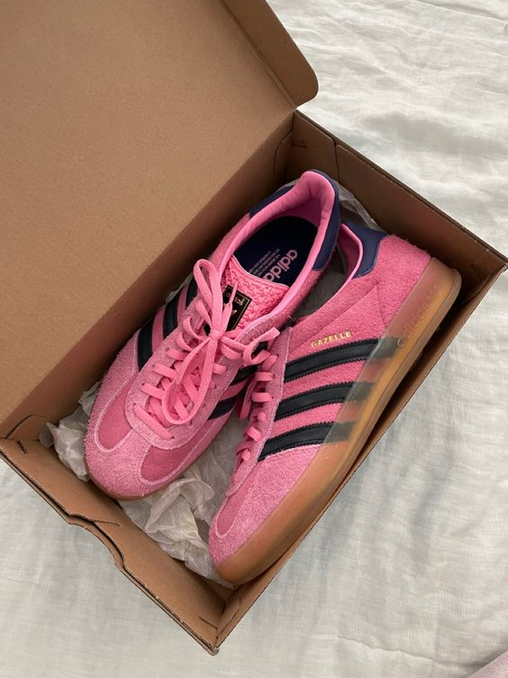 CaminoTV's tweet photo. La Gazelle Indoor "Gucci Fraise" 🍓

Lien affilié https://t.co/tiVEjmhYAJ  (130€) https://t.co/QY7lptKJgR